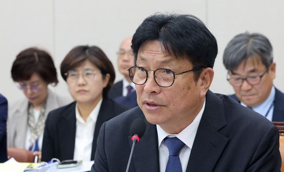 [국감] 질의에 답하는 도성훈 교육감