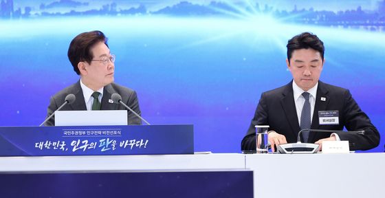 강훈식 비서실장 바라보는 이재명 대통령