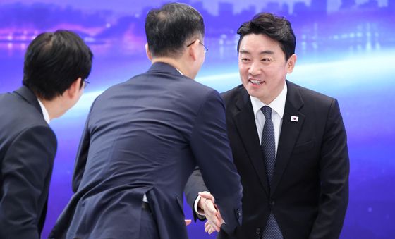 인사하는 강훈식 비서실장