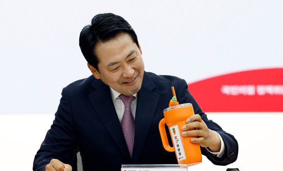당근위원회 당근 텀블러 바라보는 장동혁 대표
