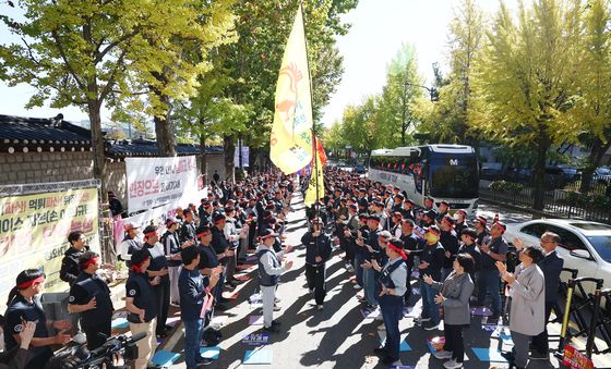 한국항공우주산업 상경 집회 들어오는 노조 깃발