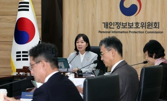 전체회의 주재하는 송경희 위원장