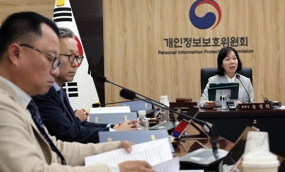 전체회의 주재하는 송경희 위원장