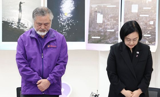 이태원 참사 희생자 추모하는 한성숙 총리