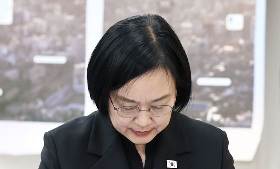 묵념하는 한성숙 총리