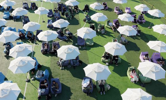 가을 햇살 아래 독서 삼매경…캠퍼스 야외도서관