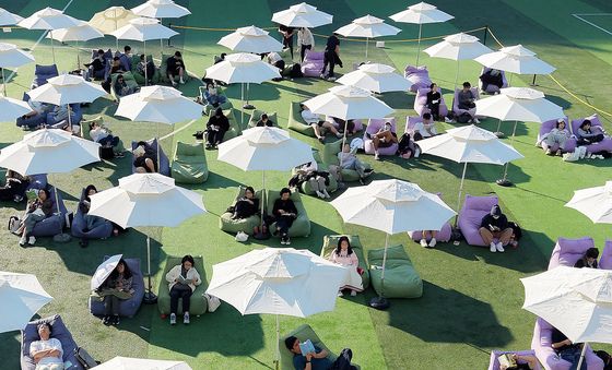 책 한권 들고 캠퍼스로…가을날 즐기는 독서