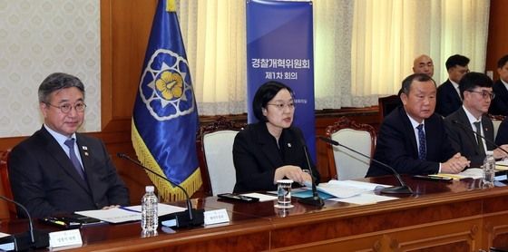 한성숙 총리, 경찰개혁위원회 첫 회의 주재