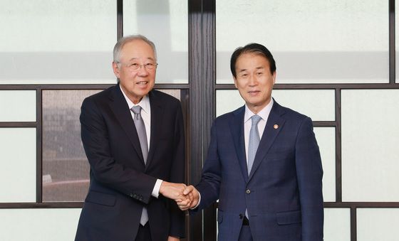기념촬영하는 류진 한국경제인협회 회장·권오을 국가보훈부 장관