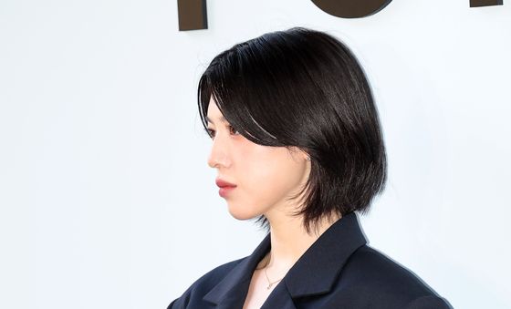 미요시 아야카, 배꼽 피어싱 눈길