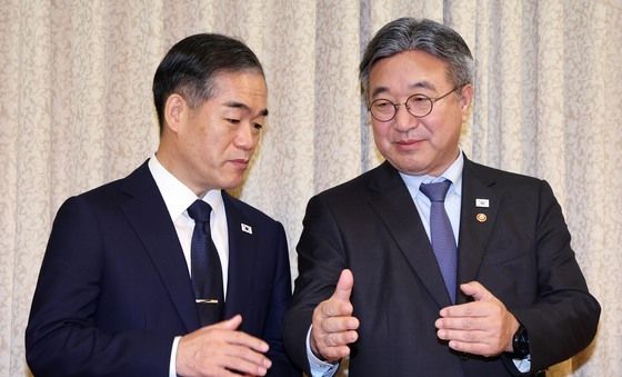 윤호중 장관, 경찰청장 직무대행과 대화