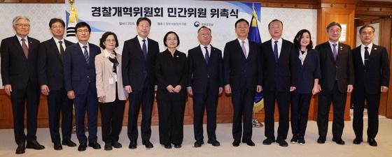 한성숙 총리, 경찰개혁위원회 민간위원들과 기념촬영