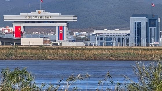 [포토] 신압록강대교 北입구에 나란히 걸린 오성홍기·인공기