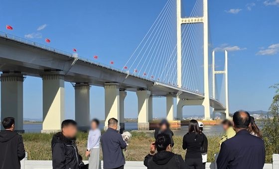 [포토] 개통 하루 앞둔 신압록강대교 찾은 관광객들