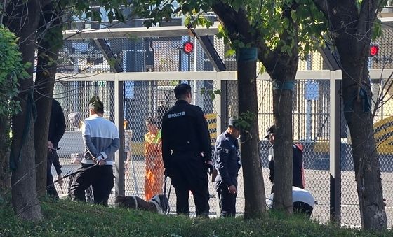 [포토] 경찰견과 함께 신압록강대교 주변 점검하는 中 공안