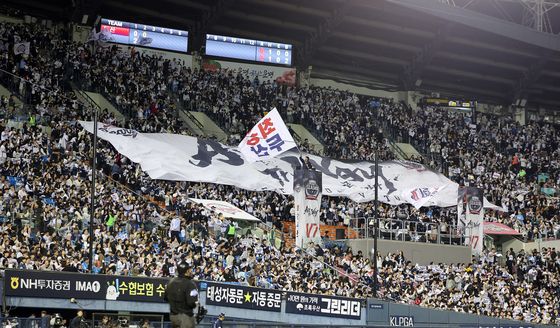 열정적인 응원 펼치는 두산 응원단