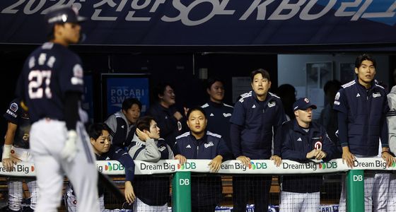 양석환의 희생 플라이에 아쉬워하는 두산 더그아웃