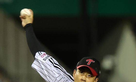 힘차게 공을 던지는 김진수