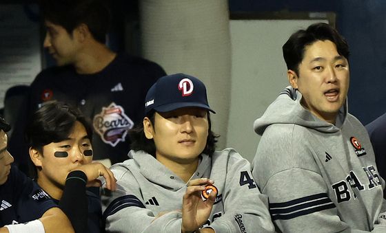 더그아웃에서 경기 지켜보는 선발 곽빈