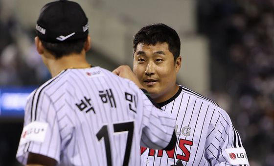캡틴과 기쁨 나누는 이우찬