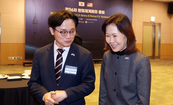 대화하는 김정관 산업통상부 장관과 미셸 스틸 주한미국대사