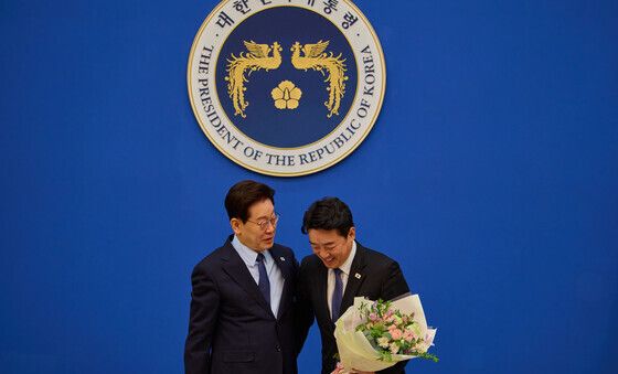 강훈식 전 비서실장에게 공로패 수여하는 이재명 대통령