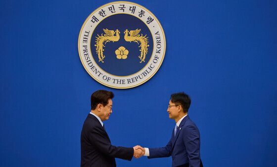 임광현 비서실장에게 임명장 수여하는 이재명 대통령