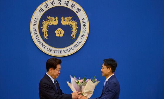 임광현 비서실장에게 임명장 수여하는 이재명 대통령