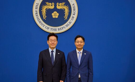 임광현 비서실장에게 임명장 수여하는 이재명 대통령