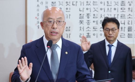 [국감] 선서하는 조원철 법제처장