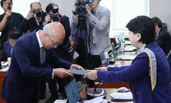[국감] 선서문 제출하는 조원철 법제처장