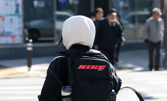 '쌀쌀한 날씨' 모자 푹