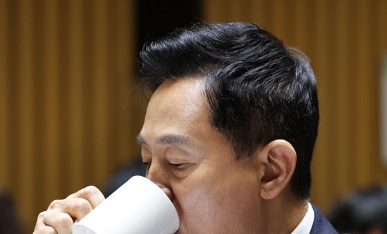 [국감] 물 마시는 오세훈 시장