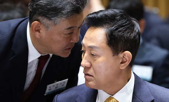 [국감] 박찬구 정무부시장과 대화하는 오세훈 시장