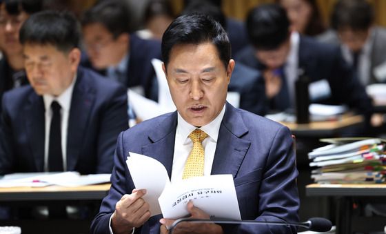 [국감] 요구자료 살피는 오세훈 시장