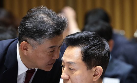 [국감] 대화하는 오세훈 시장과 박찬구 정무부시장
