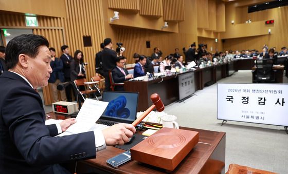 [국감] 의사봉 두드리는 김영진 행안위원장