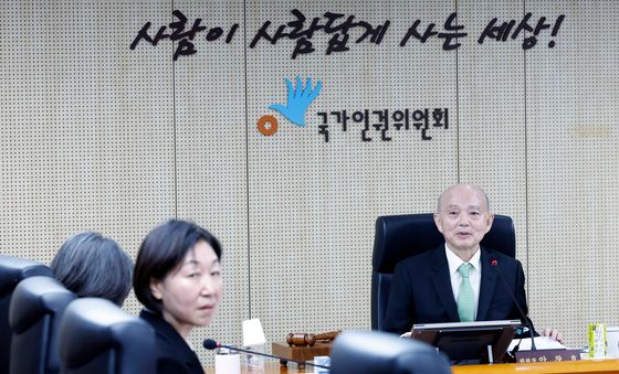 제30차 상임위원회 주재하는 안창호 국가인권위원장