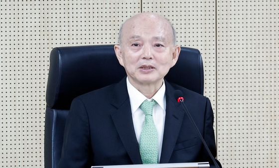 제30차 상임위원회 주재하는 안창호 국가인권위원장