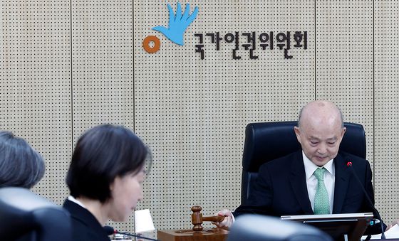 의사봉 두드리는 안창호 국가인권위원장
