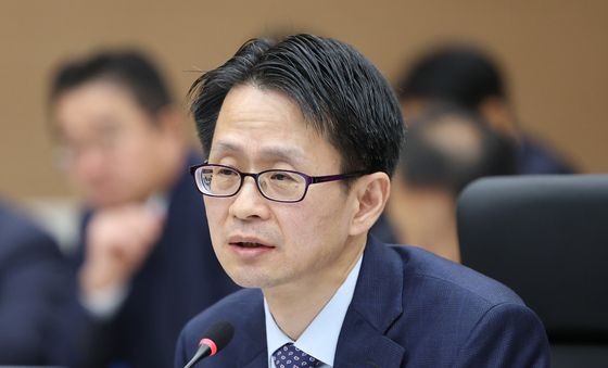 [국감] 질의에 답변하는 백승보 조달청장