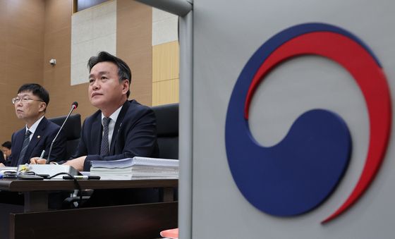 [국감] 의원 질의 듣는 이종욱 관세청장