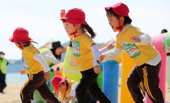 광안리 백사장 누비는 꼬마 마라토너