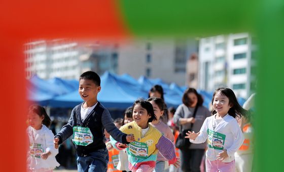 광안리 백사장 누비는 꼬마 마라토너