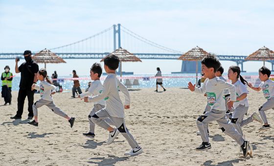 광안리 백사장 누비는 꼬마 마라토너들