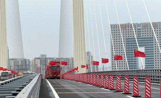 [포토] 신압록강대교 건너는 中 화물 트럭