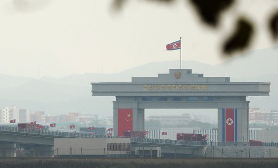 신압록강대교 통해 北 향하는 中 트럭