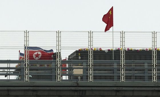 신압록강대교 건너 중국으로 향하는 北트럭