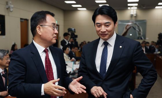 [국감] 대화 나누는 한준호·최형두