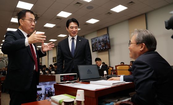 [국감] 송기헌 과방위원장과 대화 나누는 與野 간사
